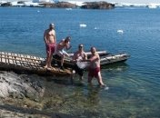 Крещение: Украинские полярники искупались в антарктических водах 