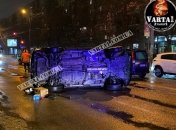 Машина перевернулась после аварии на скользкой дороге