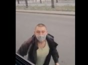 Испугался наказания за неуплату проезда: в Черкассах "заяц" удрал из троллейбуса через окно (видео)