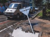 В центре Днепра девушка провалилась в яму с водой: момент попал на видео