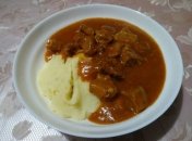 Сытный гуляш родом из детства