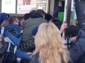 Лучше пойти работать в АТБ: в сети бурно обсуждают видео очереди и давки в секонд-хенд в Киеве