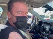 73-летняя звезда "Терминатора" привился от COVID-19: "Пойдем со мной, если хочешь жить" (видео)