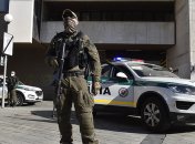 К "террористу" оперативно прибыл полицейский спецназ и арестовал его