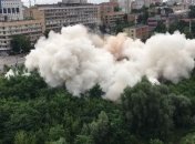 В Харькове взорвали аварийный недострой: зрелищное видео