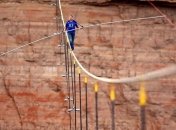 Нік Валленда прогулявся по канату над розпеченою лавою