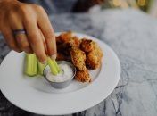 До таких крилець ідеально підійде зелена цибуля з соусом теріякі.