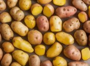 Молодой картофель можно очень быстро очистить (изображение создано с помощью ИИ)