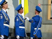 Біля Верховної Ради урочисто підняли прапор України — фоторепортаж