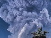 Дым и пепел: завораживающие кадры извержения вулкана на Суматре (Видео)