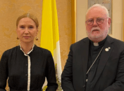 Олена Кондратюк та архієпископ Пол Річард Ґаллаґер