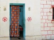 Интересная деревня, жители которой совсем не имеют дверей