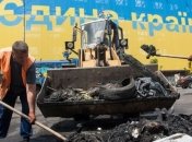 На Майдане снова разбирали баррикады