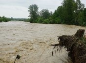 Самый высокий уровень опасности: синоптики предупреждают о сильных ливнях в двух областях  