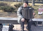 Діджіталізація в дії: 67-річний вуличний музикант отримує "гонорари" з QR-коду