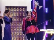 Евровидение 2018: Нетти Барзилай вручили новый хрустальный микрофон
