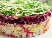 Салат "Карнавал" із буряка та крабових паличок