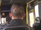 Мужчина проехался в общественном транспорте с ругательным словом на голове