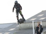 Изобретатель Запата таки пересек Ла-Манш на флайборде (Видео)