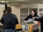 Сотрудница киевского метрополитена и пассажирка устроили эпичную драку: видео бурно обсуждают в сети