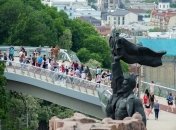 В Киеве по "стеклянному" горе-мосту проехался автомобиль (Видео)