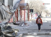 Девушка шагает по военному Харькову. Фото: Ян Доброносов, "Телеграф"