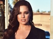 Модель plus-size Эшли Грэм примерила элегантный костюм с пикантным декольте 