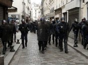 Иммигранты забросали полицейских камнями в Кале