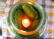 Свежие огурцы — к Рождеству: консервация по методу «сгоревшей свечи»