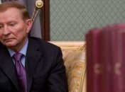 Кучма пошутил насчет "цветочков" под его барельефом 