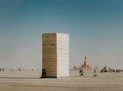 Пока скульптура обита досками