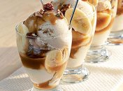 Десерт с бананами и карамелью