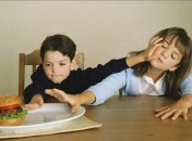 Сестры делятся на 2 типа - младшая и тиран: веселые шутки про семью