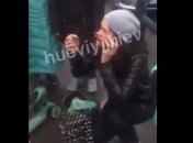 На Дарнице в Киеве мужчина на авто едва не переехал женщину с ребенком, а затем избил ее на глазах прохожих