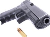 Пьяный черновчанин из-за спора начал стрелять по 2 парням