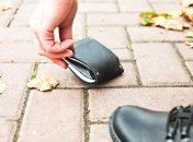 Даже если вы не верите в суеверия, подбирать чужие вещи не стоит