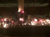 У французского посольства киевляне зажгли лампадки 