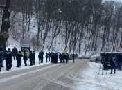 На форум, где выступает Зеленский, пришли националисты и сторонники каналов Медведчука: ситуация накалена (фото, видео)