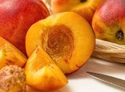 Названы фрукты, которые полезнее есть с косточками