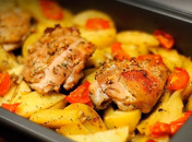 Курка та картопля — просте, але дуже вдале поєднання