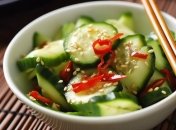 Пикантный салат из огурцов и острого перца