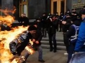 У Києві чоловік здійснив самопідпал під Офісом президента