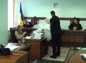 В Апелляционном суде Киева истец бросил пакет с порошком в лицо судье (Видео)
