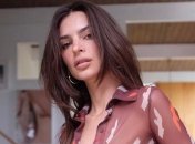 Емілі Ратажковскі засвітила груди на нових фото