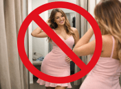 Девушка примеряет новое платье