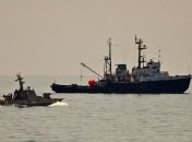 Корабль ВМС Украины в Азовском море сопровождали три корабля ФСБ