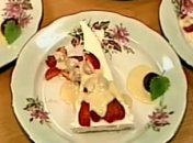 Творожный десерт под сливочно-медовым соусом