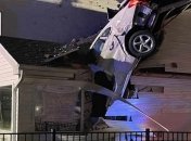 Выпускники влетели на машине в крышу жилого дома: фото невероятного ДТП