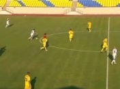 Украинский футболист забил гол со своей половины поля (видео)