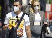 Зірка "Гри престолів" Софі Тернер на прогулянці з кругленьким животом (Фото)